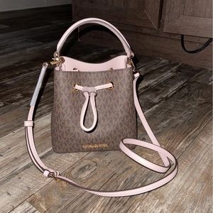 Like new no stains only used a couple of times